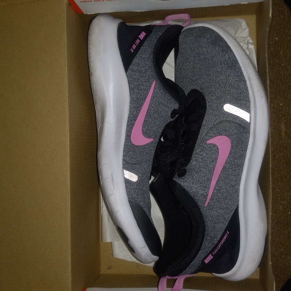 Women's Nike Flex Experience RN 8 (Size:7)